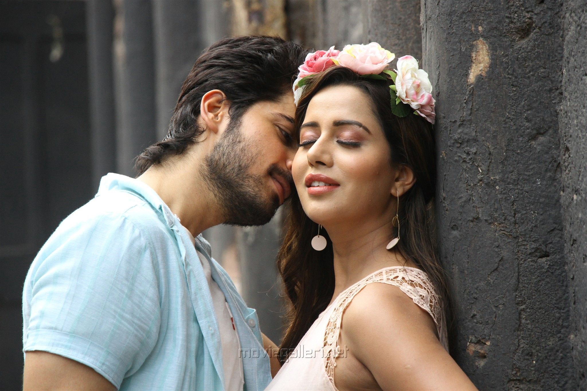 Pyaar Prema Kadhal Movie Photo HD. Harish Kalyan. Raiza Wilson. New Movie Posters