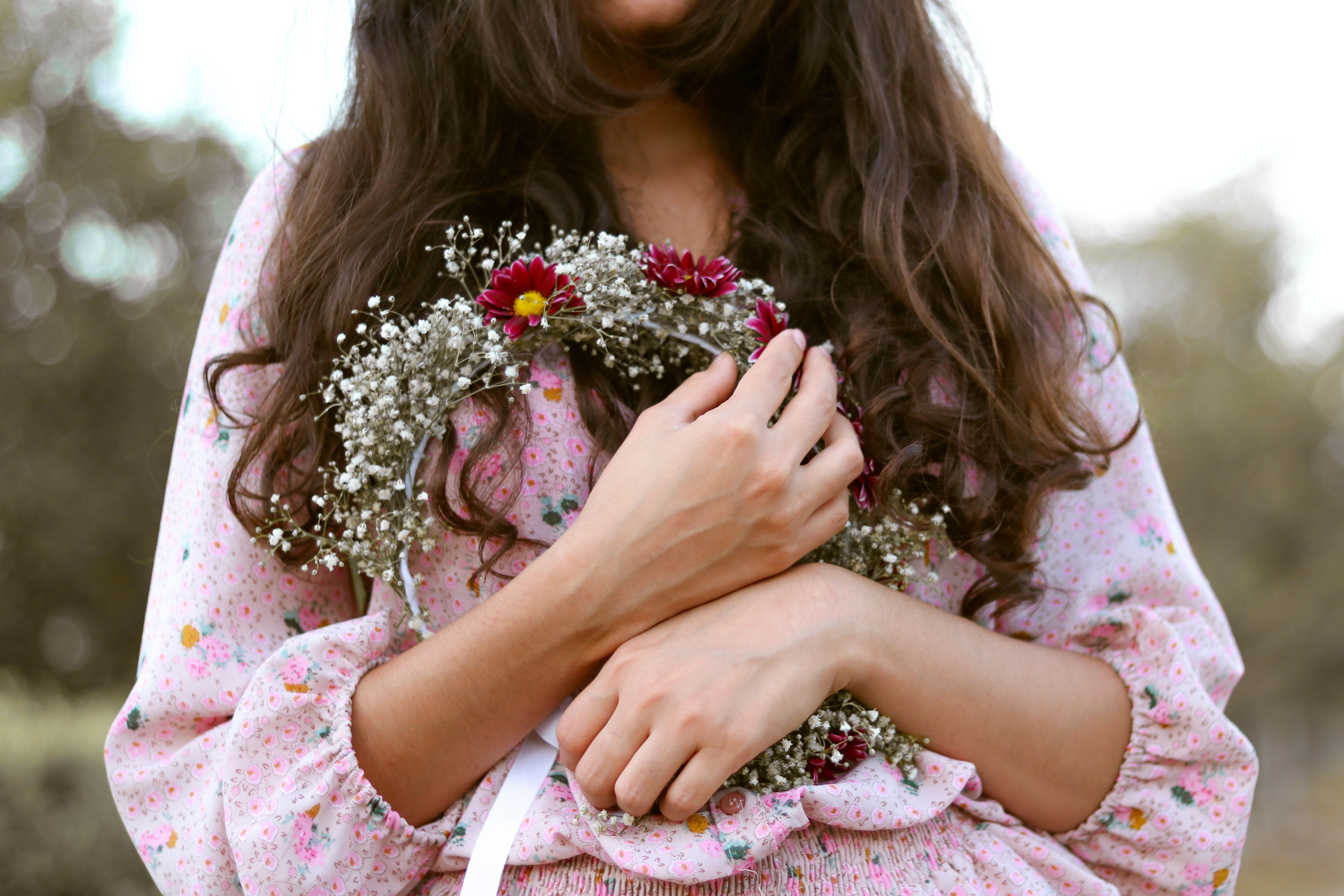Подруга заботится. Женщина с цветами. Цветы в руках женщины. Фотосессия с цветами. Цветы в руках у девушки.