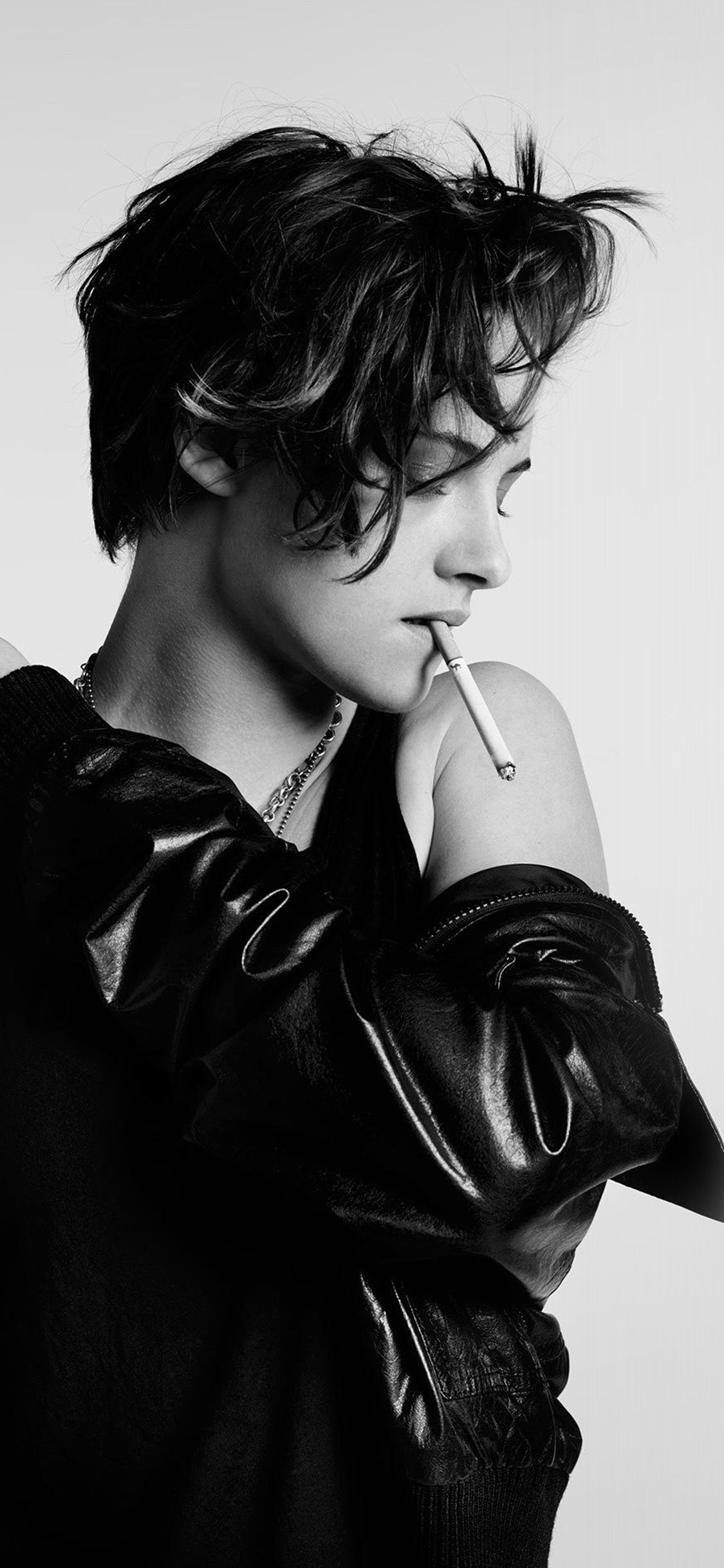 Kristen Stewart Bw Girl Celebrity Smoking Wallpaper