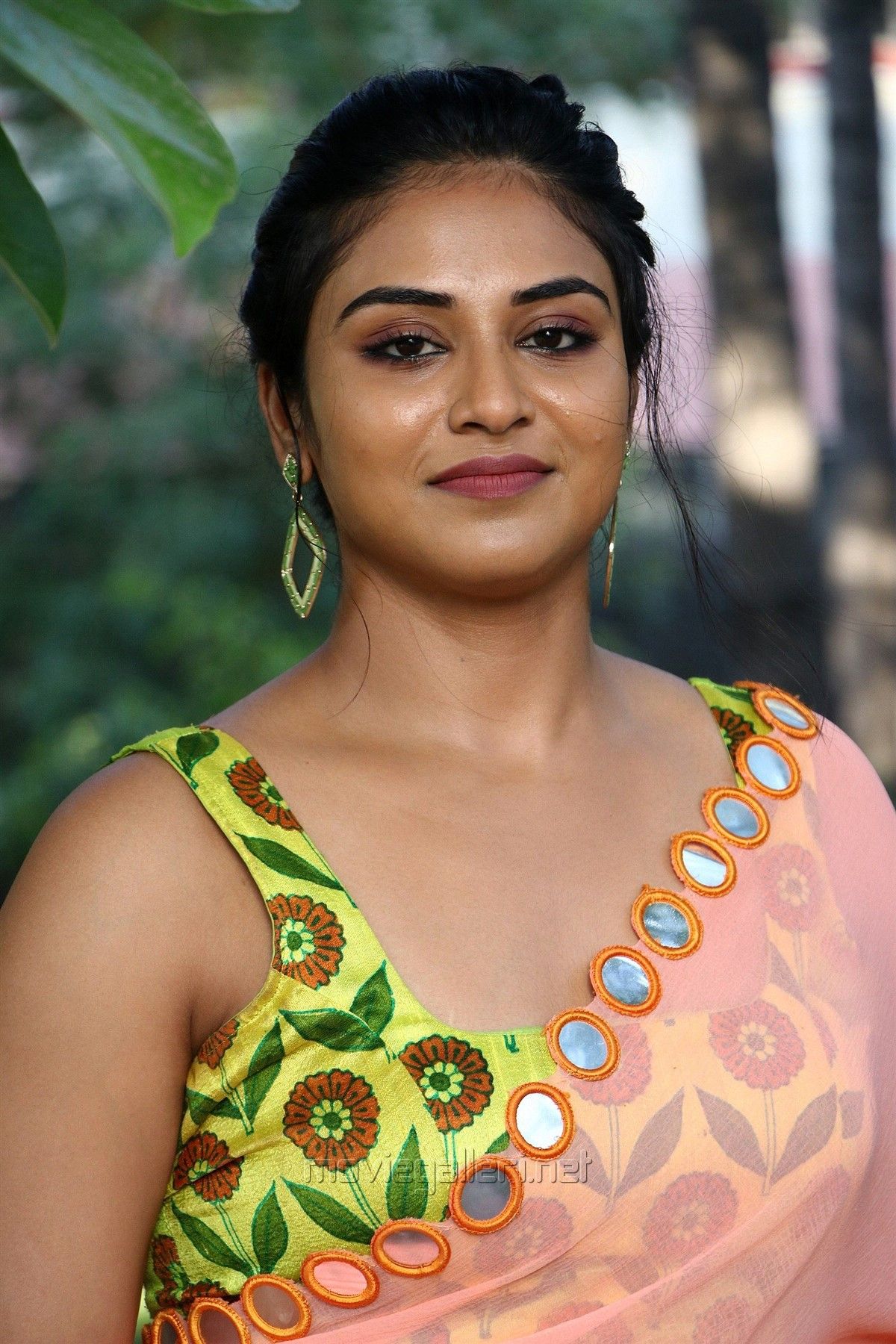 Actress Indhuja Ravichandran Saree Photo HD. New Movie Posters