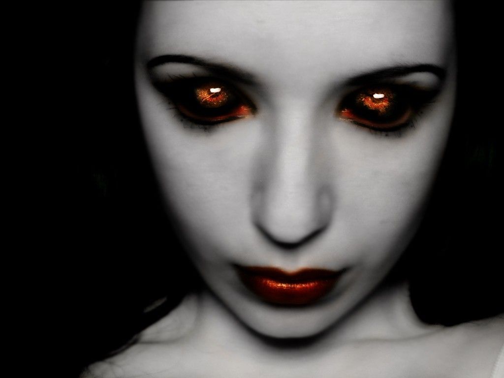 Gorgeous And Scary Eyes! With Me Mama. Scary eyes, Vampire makeup halloween, Scary makeup