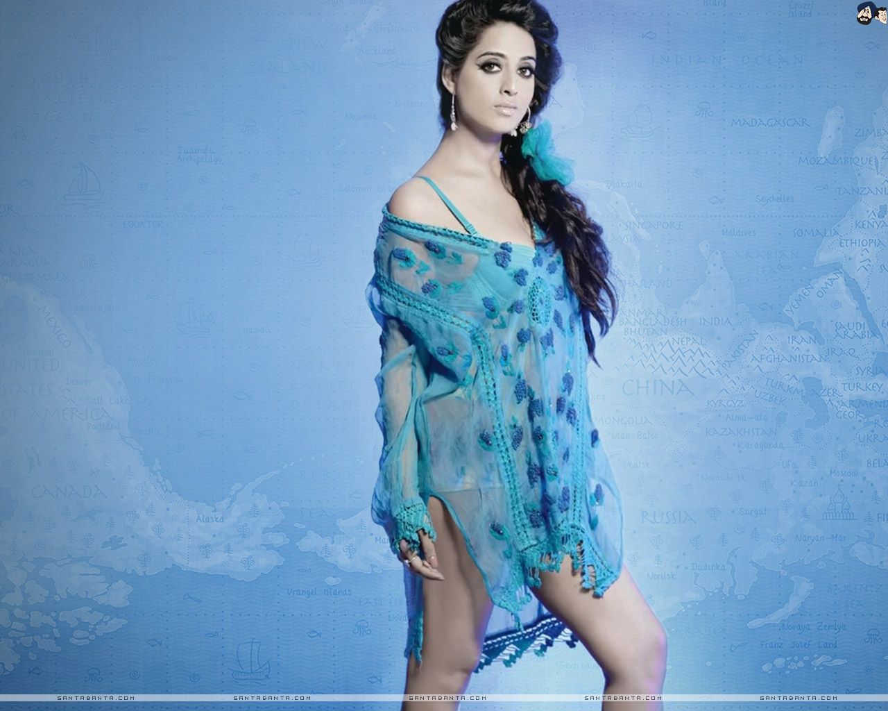 Tantalizing Mahi Gill in revealing floral top