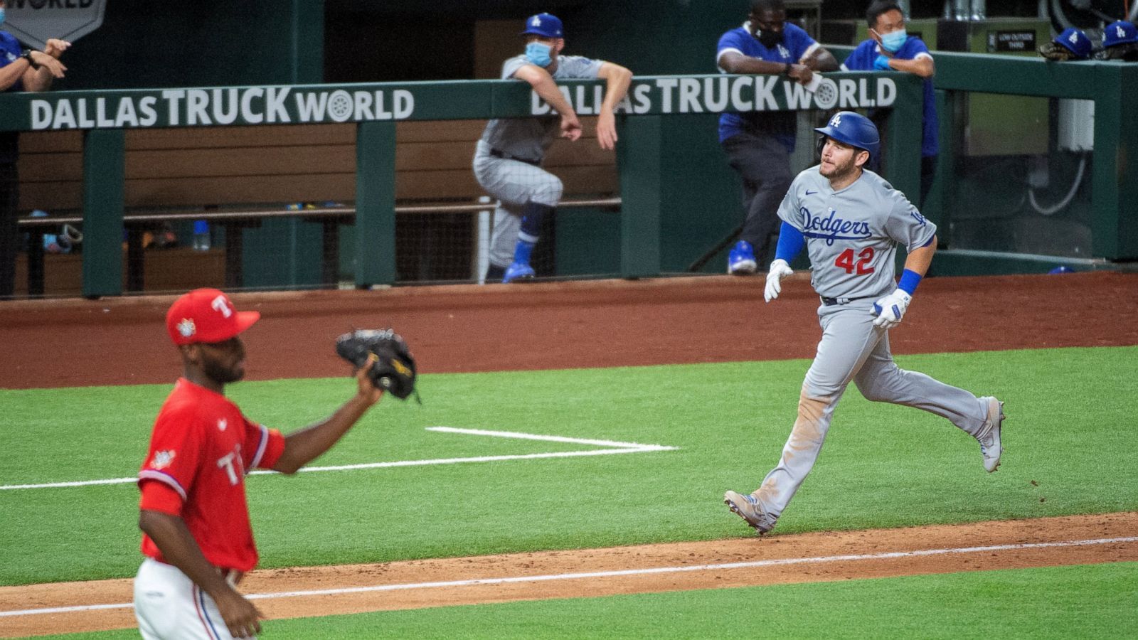 Muncy 4 RBIs For Dodgers In 7 4 Win Over Rangers And Lynn