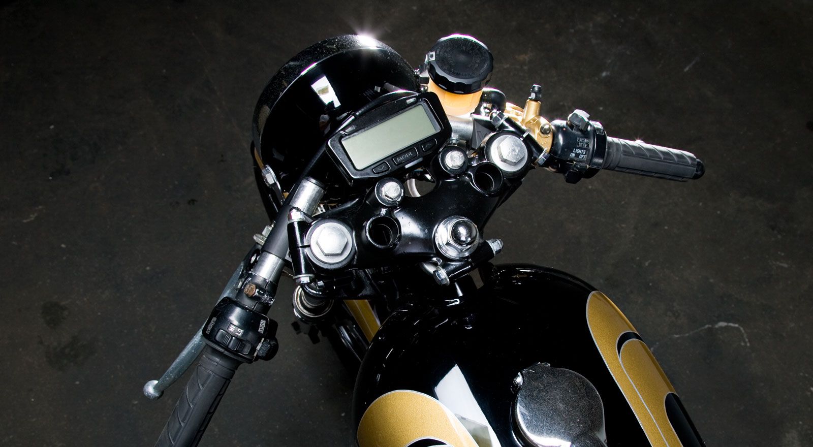 Yamaha RD 350 Motorcycle Wallpaper Download (1600 x 880 )