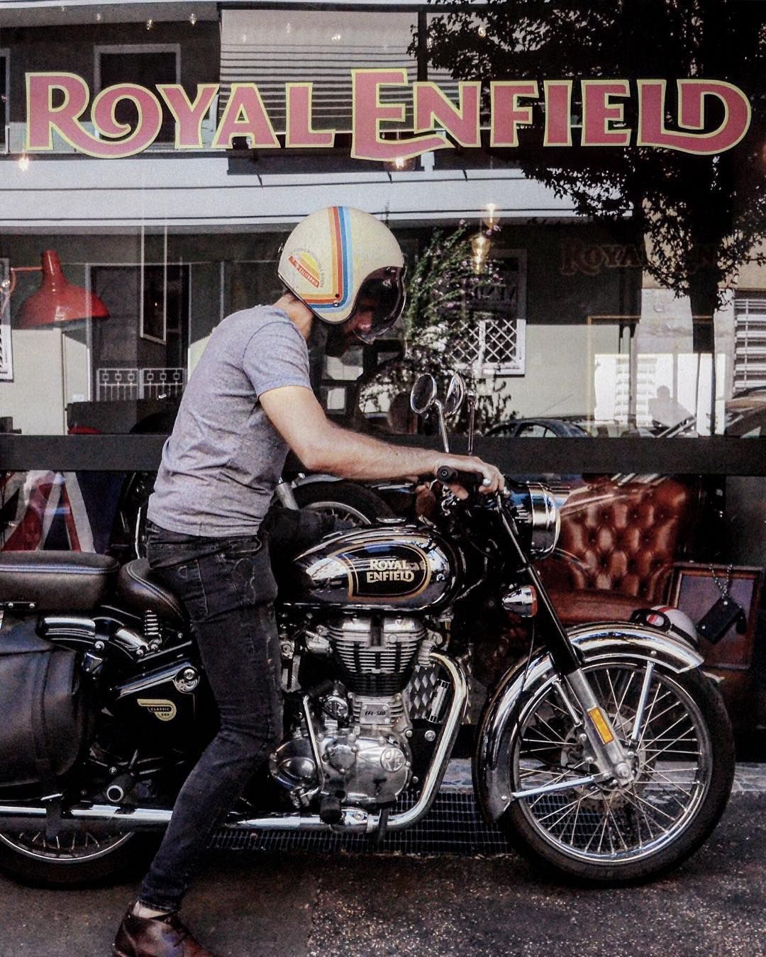 Thomas e la sua Royal Enfield Bullet Classic Chrome #unionjackroma #ujr #motorcycles #royalenfie. Royal enfield, Royal enfield india, Royal enfield classic 350cc
