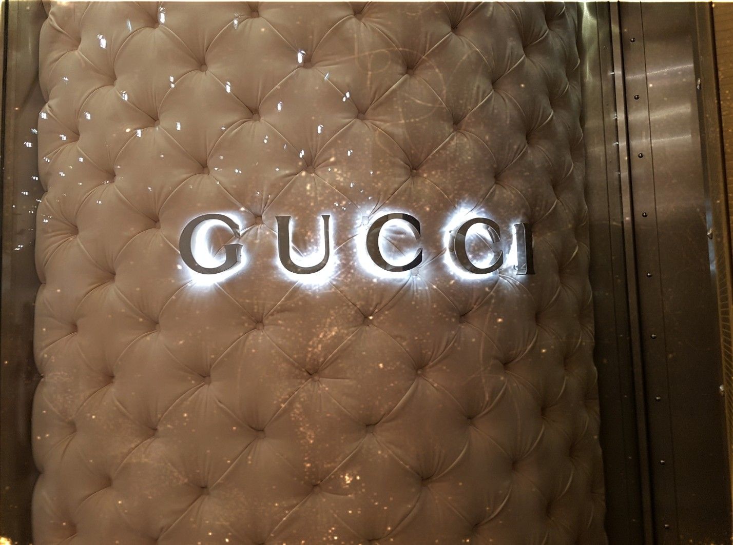 Gucci store in Paris #Gucci #aesthetic #Paris #golden #fashion #italian #garden #hf #lights #badbitch #badirl #tumblr. Gucci store, Gucci tumblr, Gold aesthetic