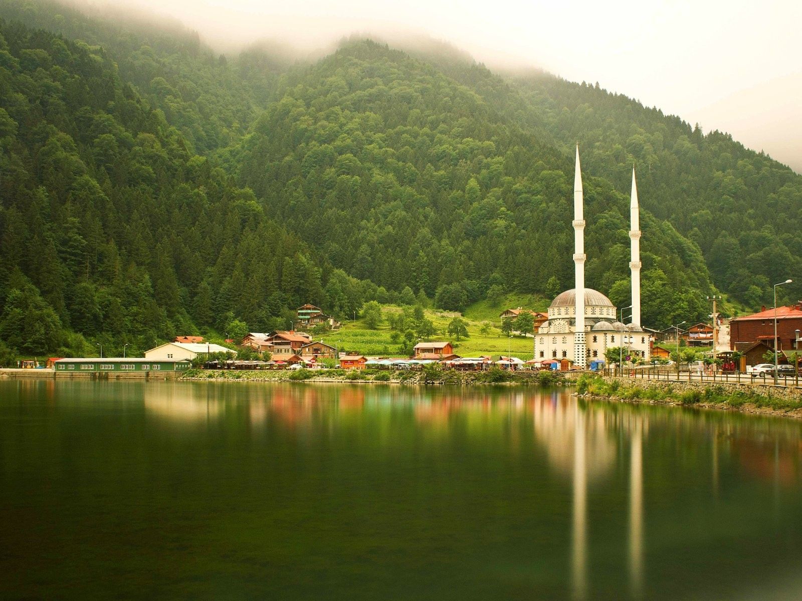Mosque near the lake in Turkey, Trabzon Desktop wallpaper 1600x1200