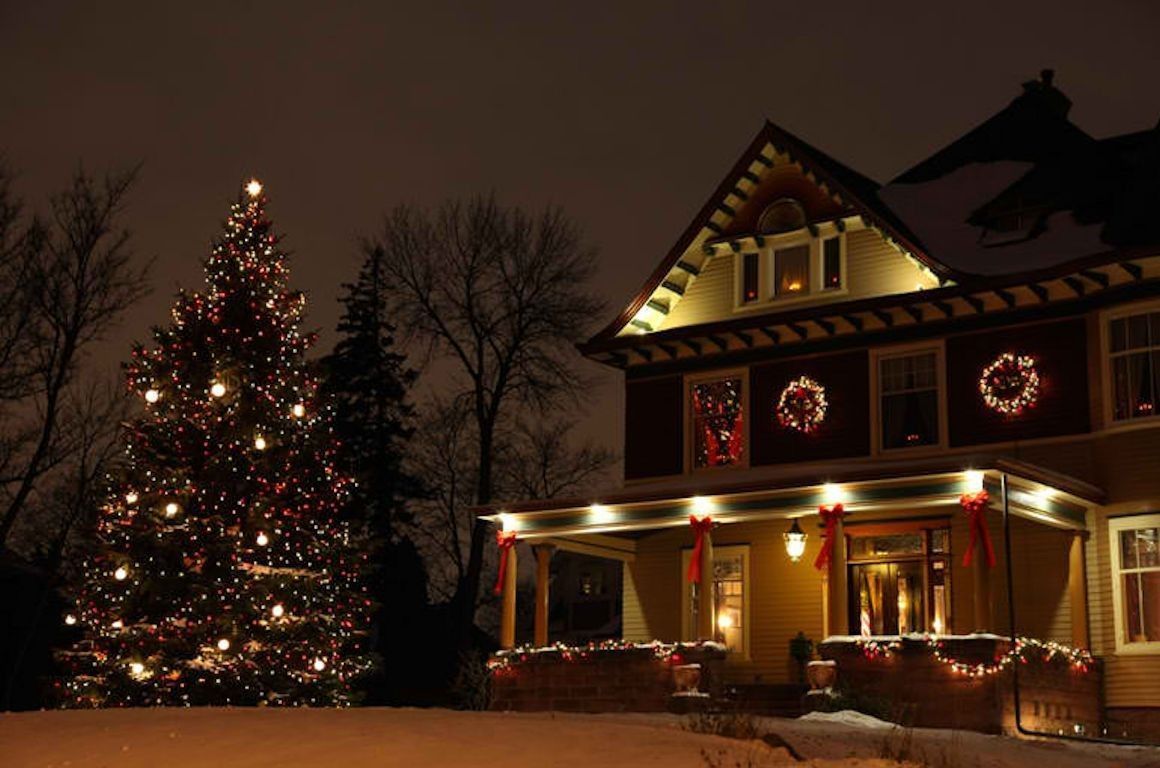 Live Christmas Country Wallpaper. Outdoor christmas tree, Outdoor christmas tree decorations, Christmas yard decorations
