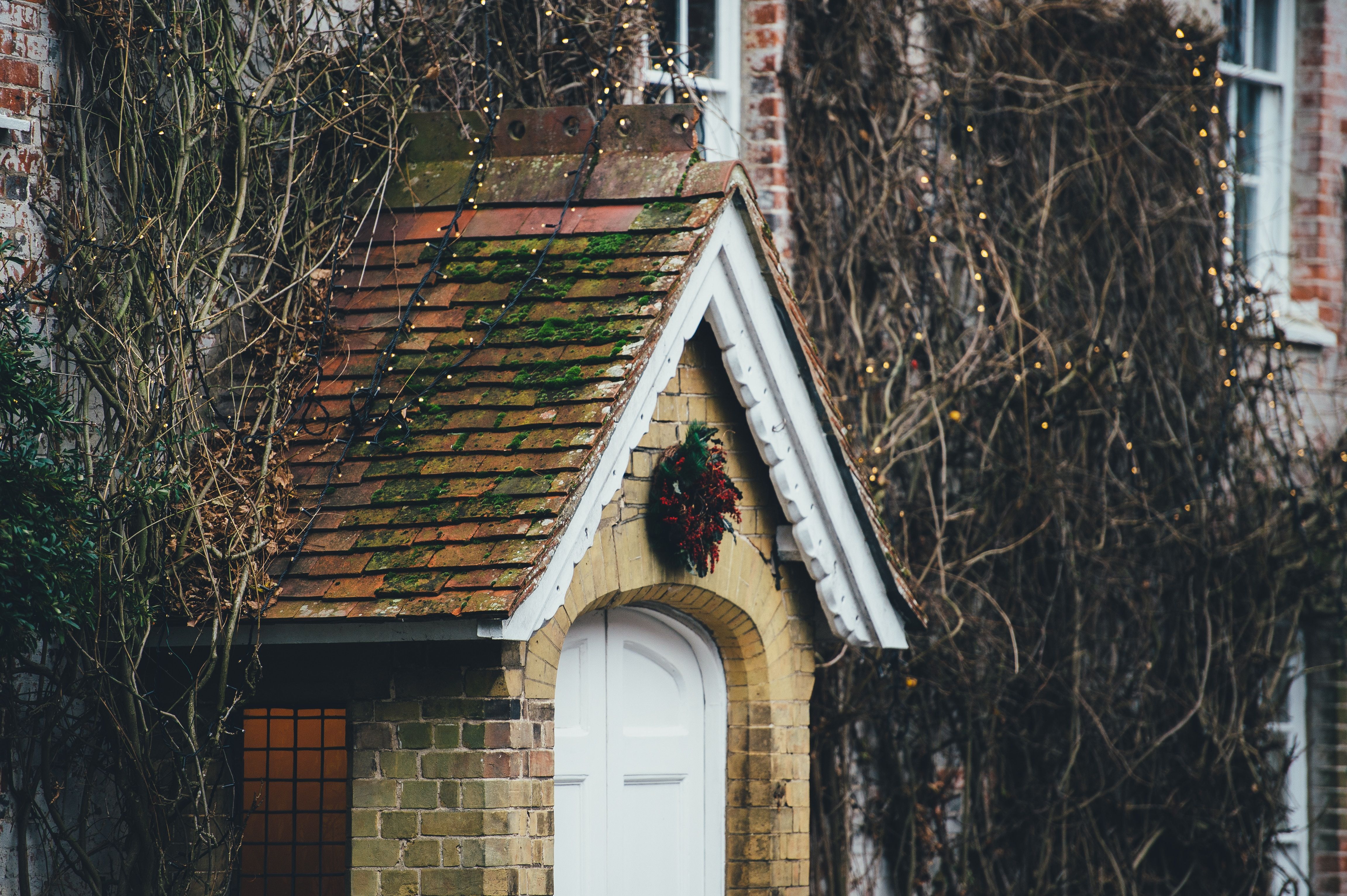 4605x3065 #festive, #wreath, #roof, #home, #christmas crown, # christmas light, #house, #building, #window, #fairy lights, #winter, #Free , #christma, #tile, #christmas decoration, #vine, #cottage, # christmas, #porch, #door. Mocah