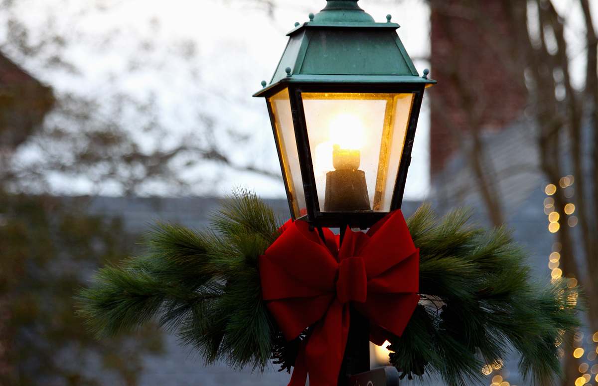 ✅ Holiday Red And Black Metal Lantern Lighted Lamp Post Image