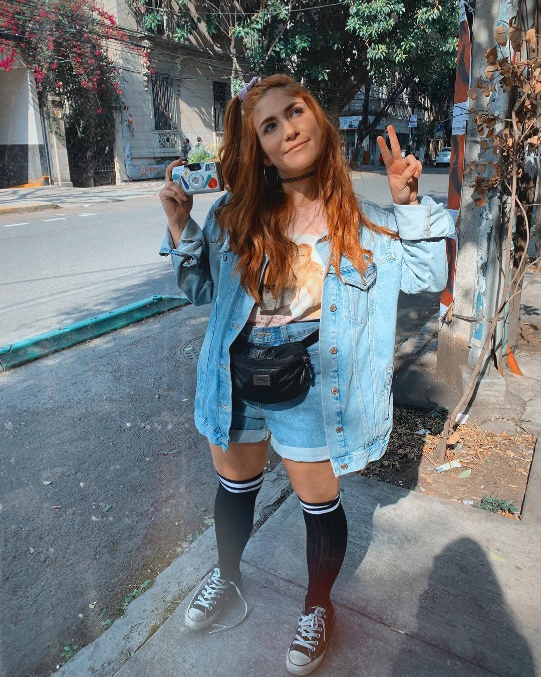 La imagen puede contener: 2 personas, personas de pie, calzado, pantalones cortos y exterior. Outfits, Fashion, Overall shorts