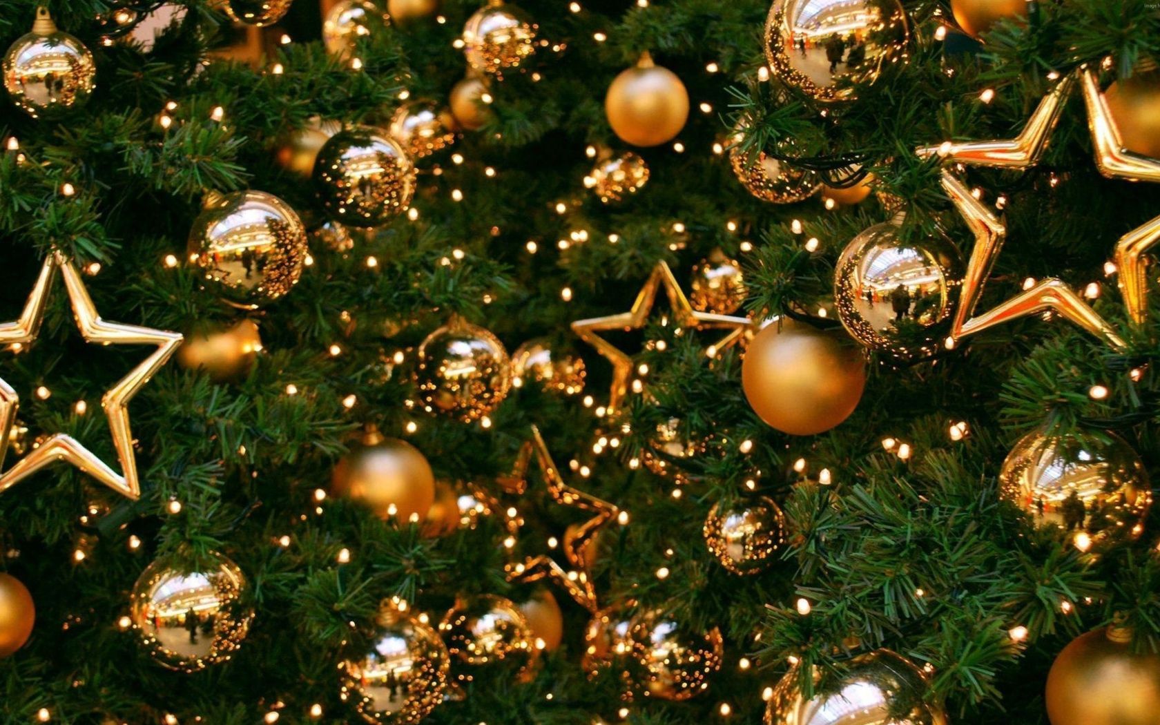 Bright Christmas balls on a green Christmas tree Desktop wallpaper 1680x1050