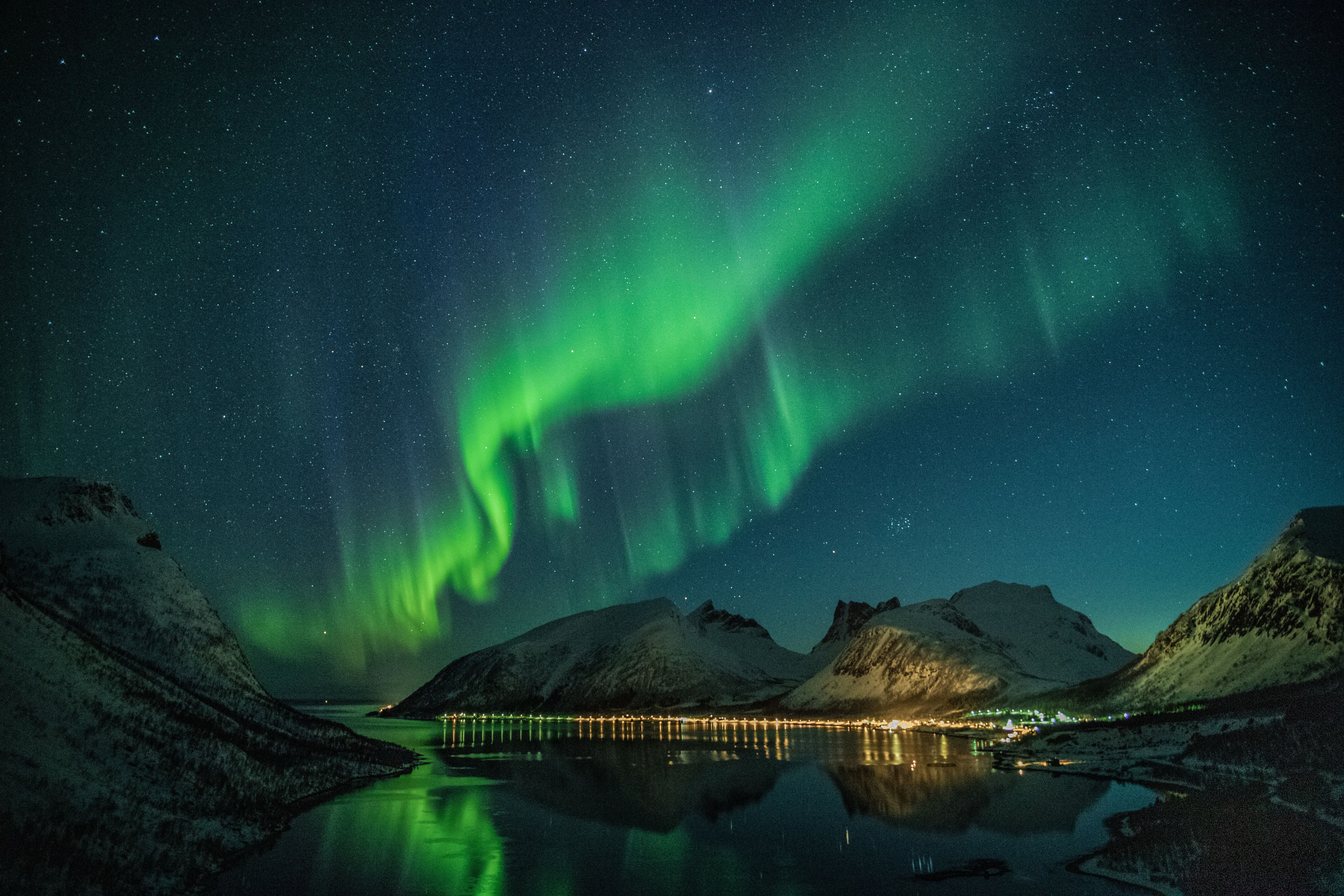 Aurora Above Lake at Night · Free