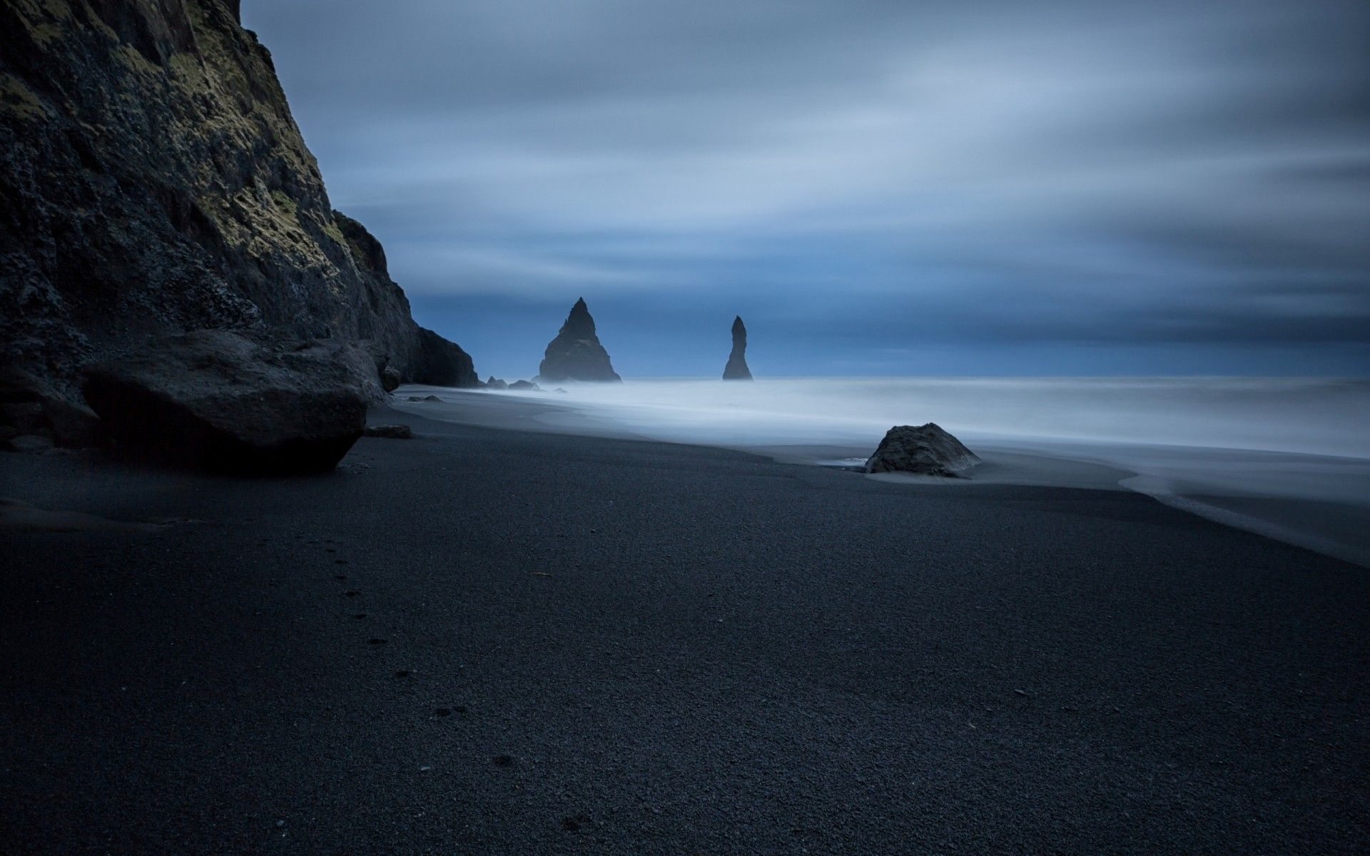 Traces of the animal on the black sand beach Desktop wallpaper 1920x1080
