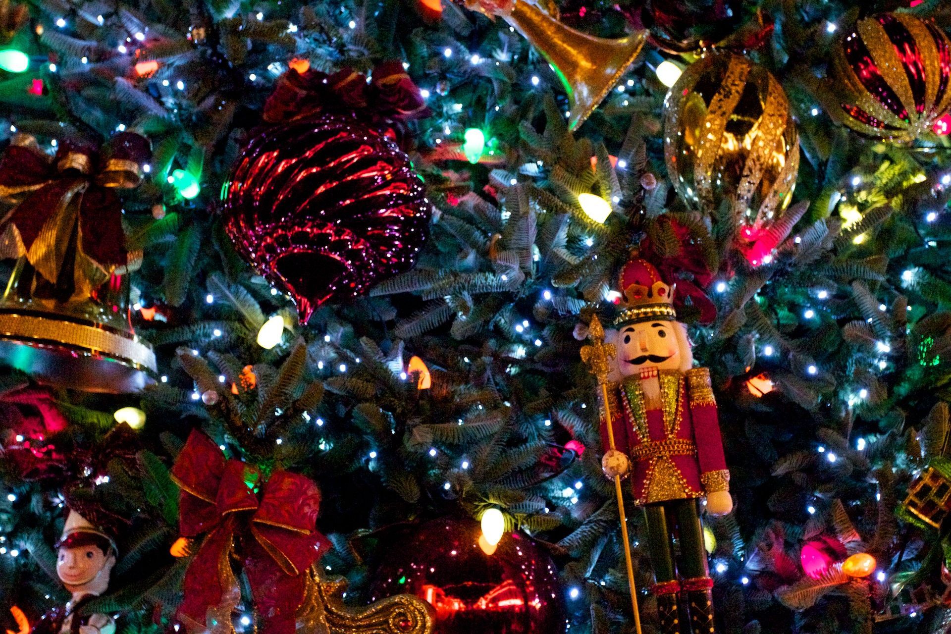 Christmas tree with Nutcracker. Cute christmas wallpaper, Christmas tree wallpaper, Christmas wallpaper hd