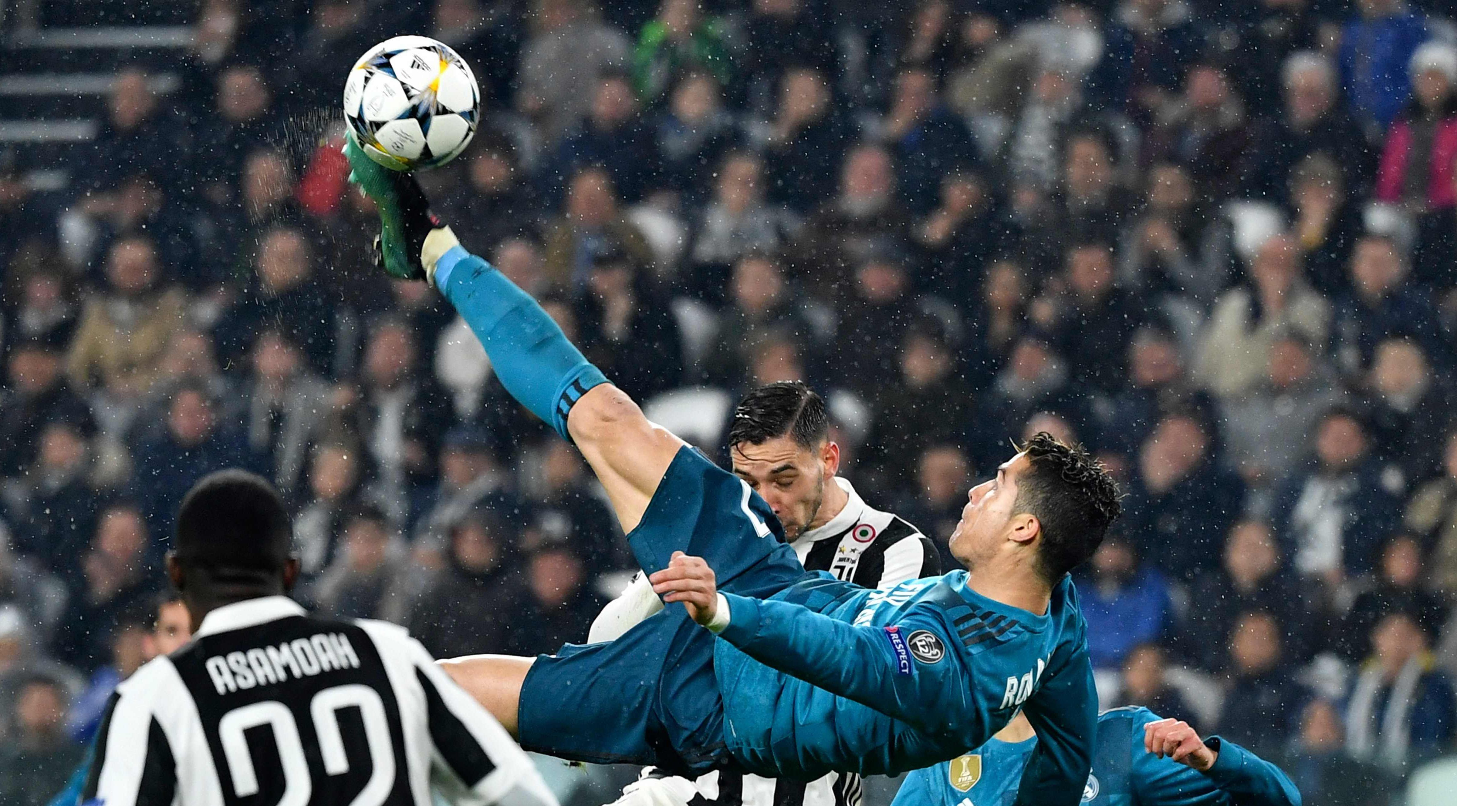 Incredible Photo Of Cristiano Ronaldo's Stunning Bicycle Kick Goal