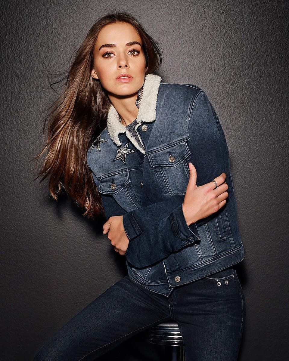 Bensu Soral Turkish Actress. Fashion, Denim jacket, Women