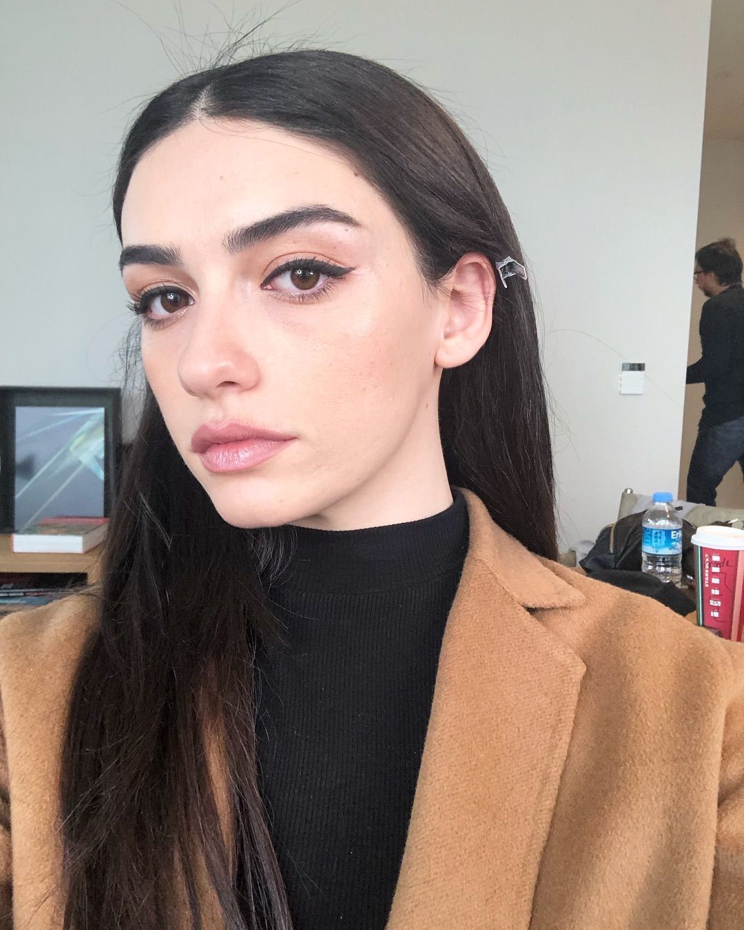 Hazar Ergüçlü on Instagram: “No filter, yes makyaj, yes uzun saç!