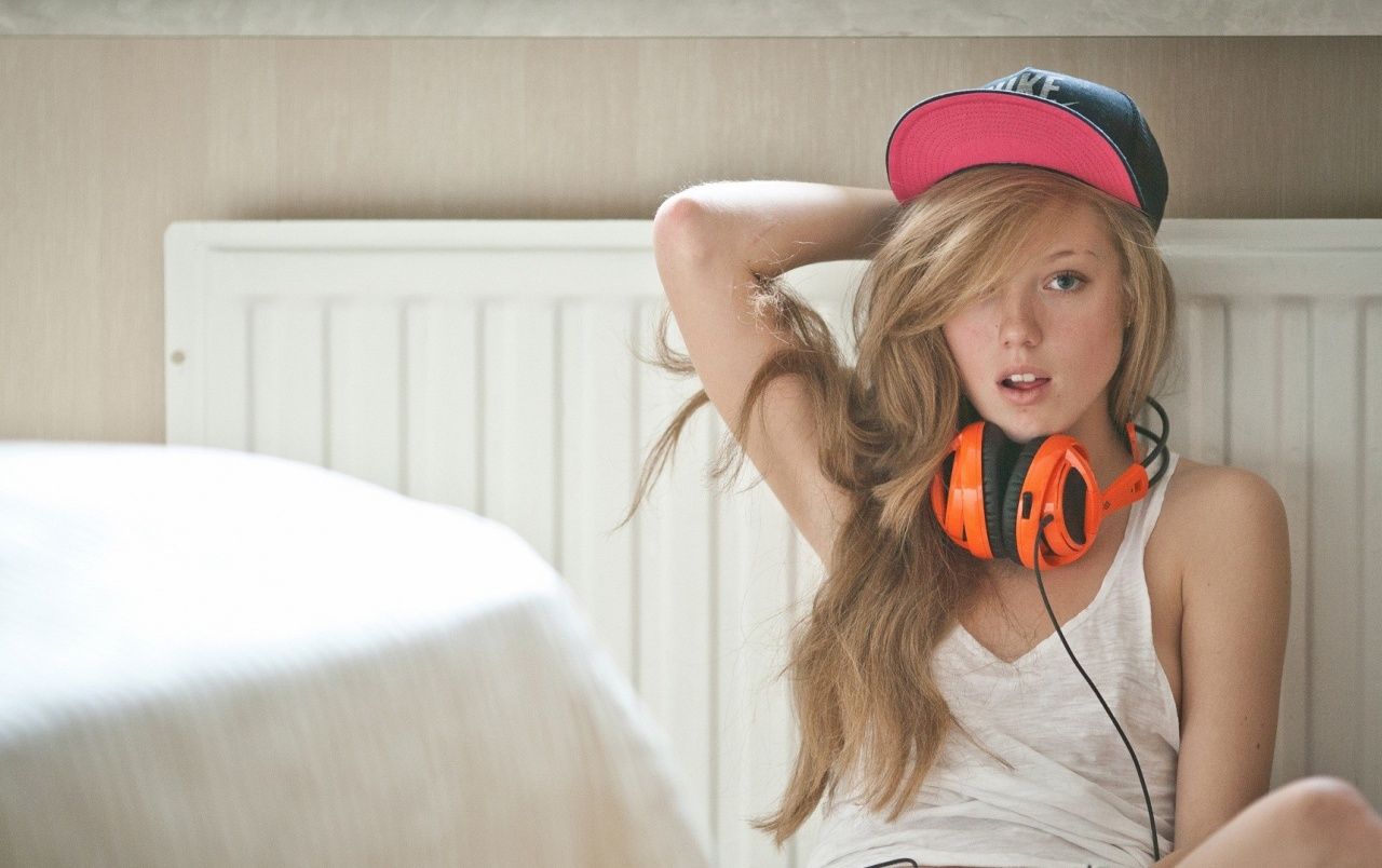 Blonde with Headphones wallpaper. Blonde with Headphones