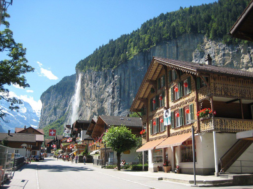 valley hostel lauterbrunnen Valley: the Valley of 72 Waterfalls