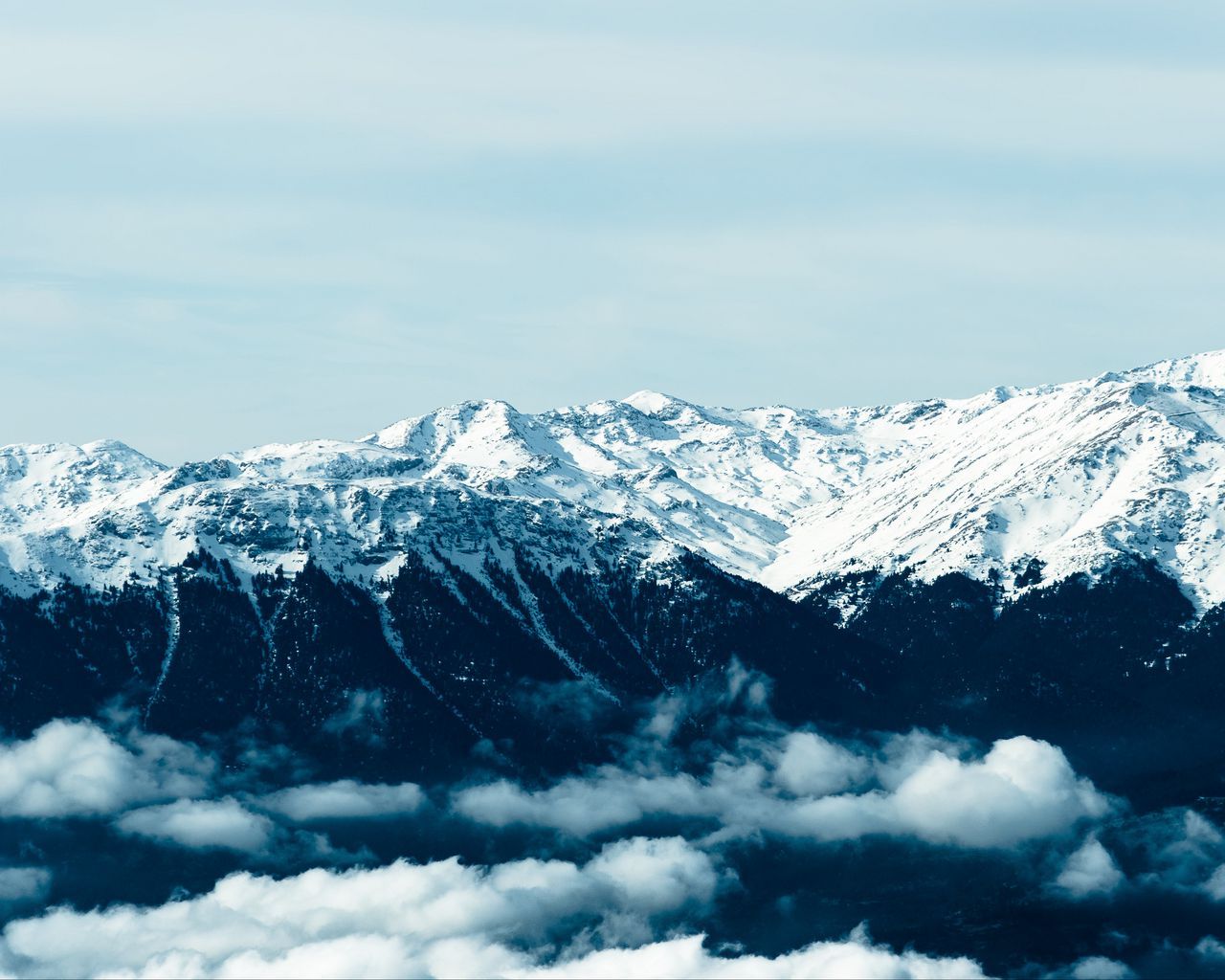 Download wallpaper 1280x1024 mountains, fog, peaks, snowy standard 5:4 HD background