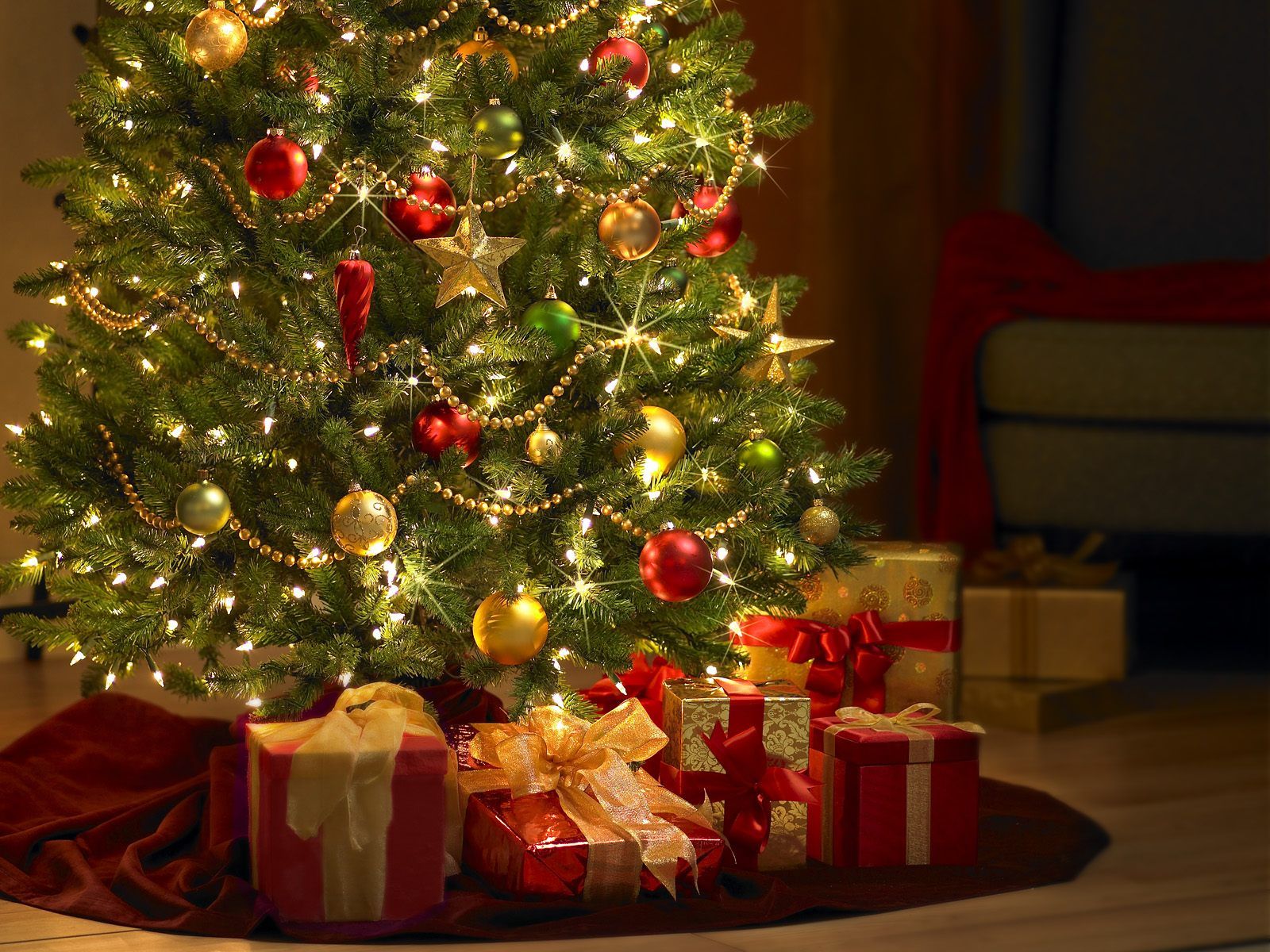 Christmas Tree and Presents Wallpaper, High Definition, High Resolution HD Wallpaper