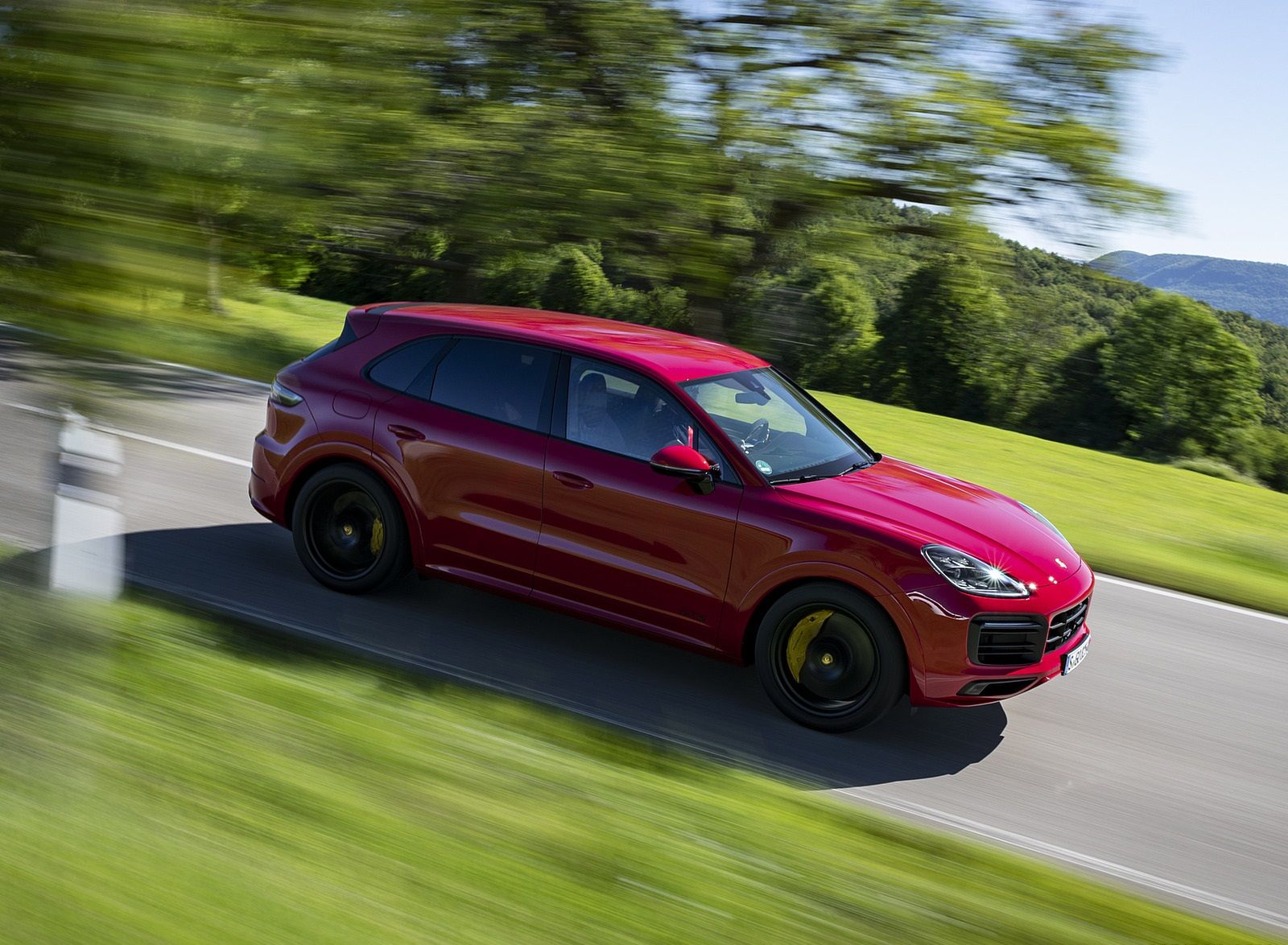 Porsche Cayenne GTS Wallpaper (HD Image)