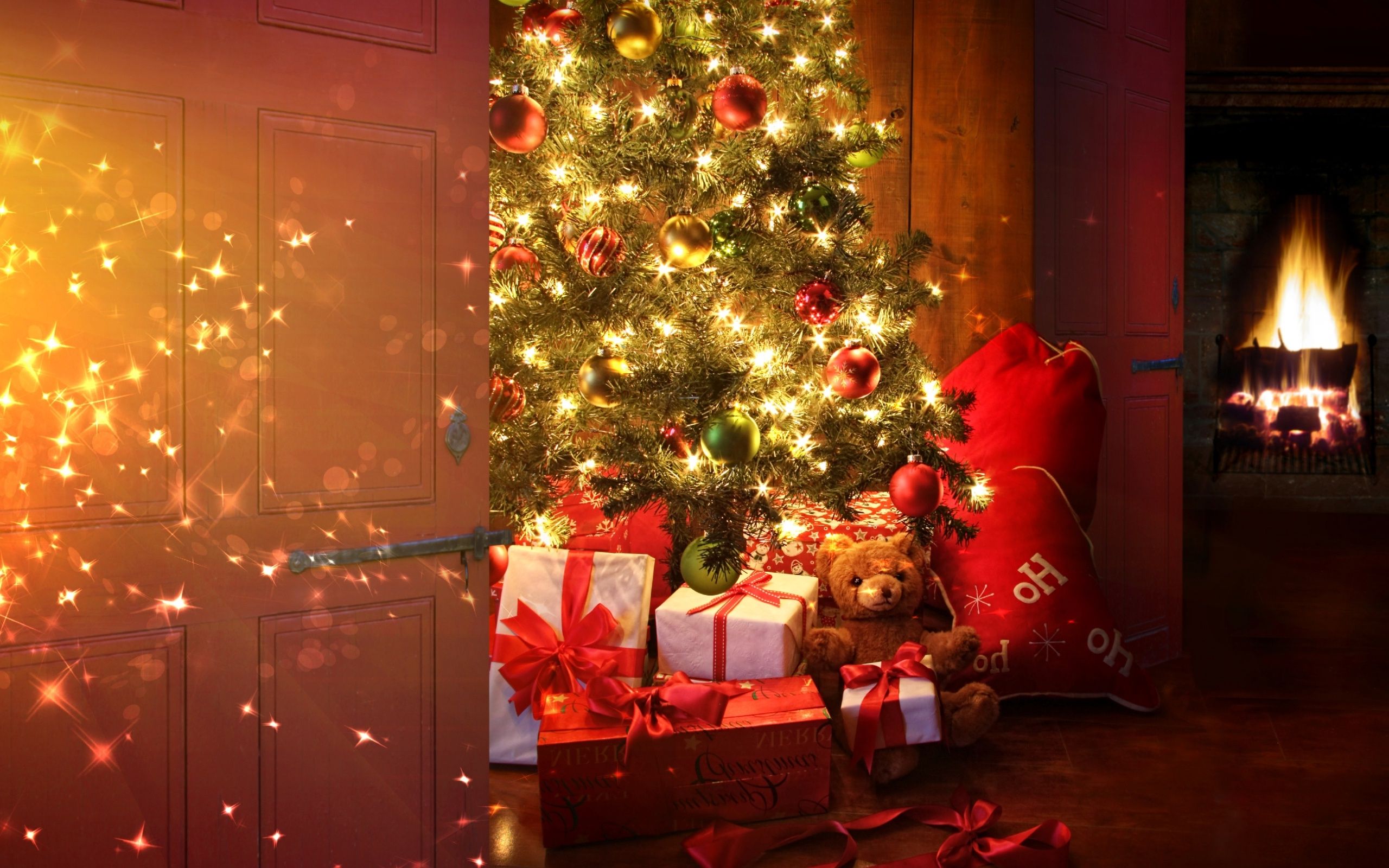 Holiday Christmas Tree Gifts wallpaperx1600