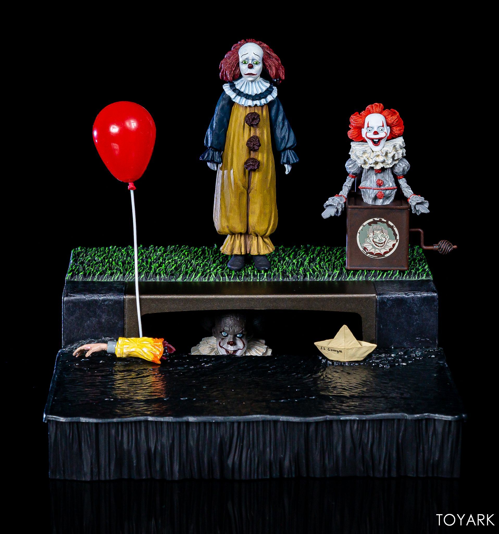 IT 2017 Clown Pennywise Figure and Pennywise Accessory Set Photo Shoot