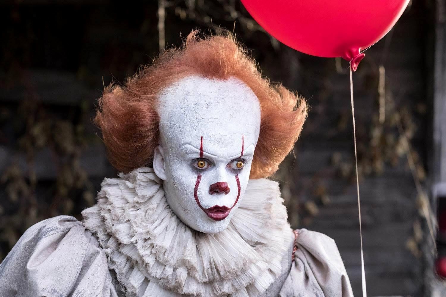 Picture Of Pennywise New Pennywise is Ready for His Close Up In these Incredible Bts Pics for It Of the Day of The Hudson