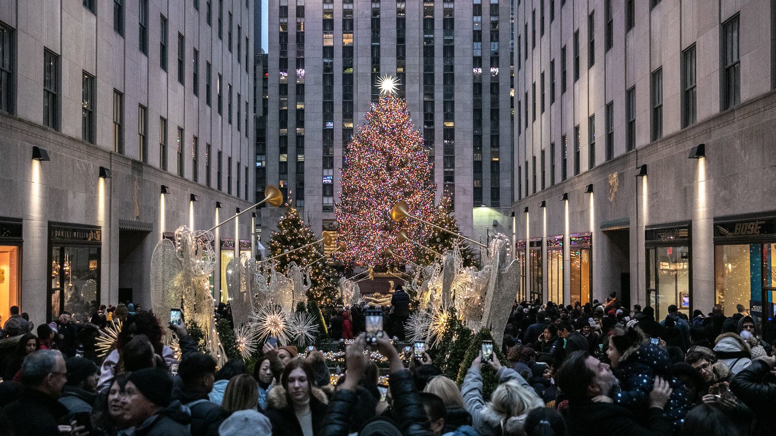 To Help Holiday Crowds, New York to Close Streets Near Rockefeller Center