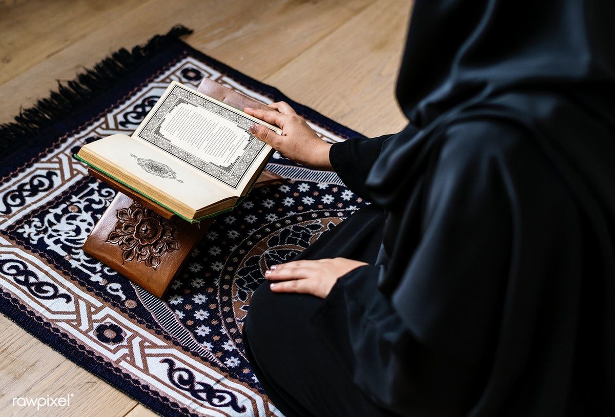 Download premium image of Muslim woman reading from the quran 425812. Muslim women, Woman reading, Quran