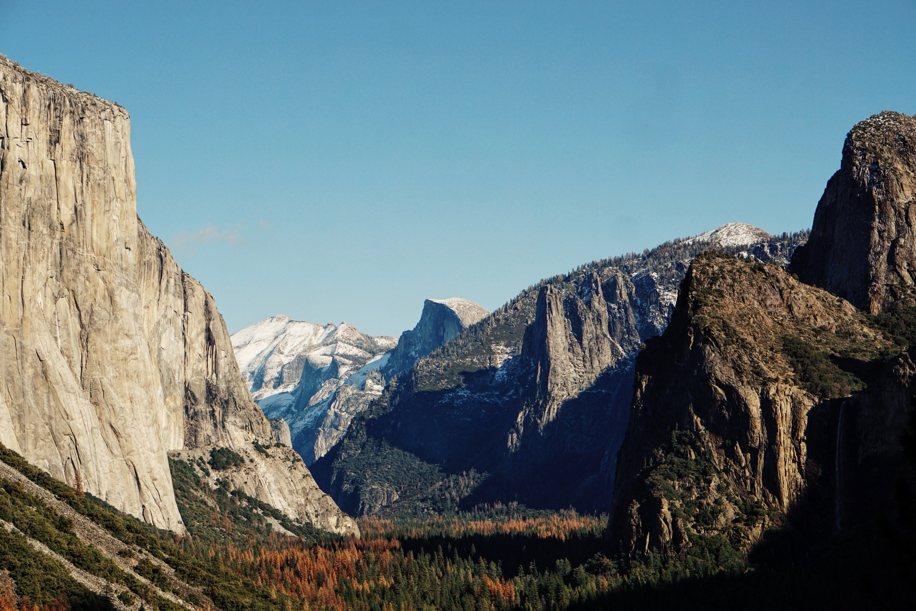 Wallpaper / the wooded floor of yosemite valley in the autumn, yosemite valley in the autumn 4k wallpaper