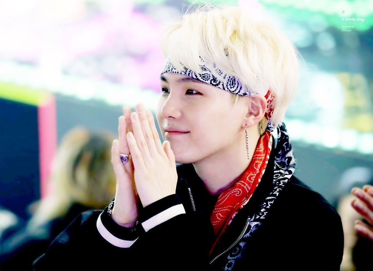 My laptop background ❤ #DaddySuga #SoHandsome #Yoonki #Yoongi. Min yoongi, Yoongi, Awards ceremony