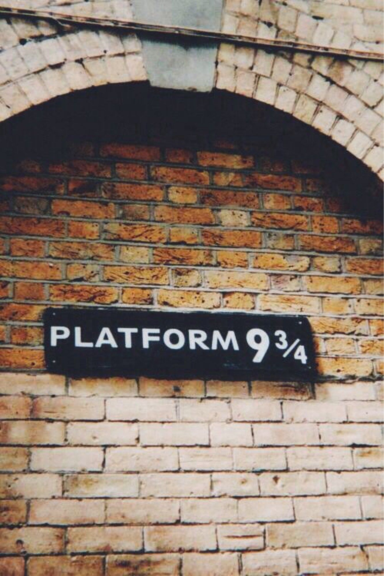 King's Cross Railway Station, Platform 9 3 4」的圖片搜尋結果. Harry Potter Wallpaper, Harry Potter Hermione, Harry Potter Wallpaper Phone