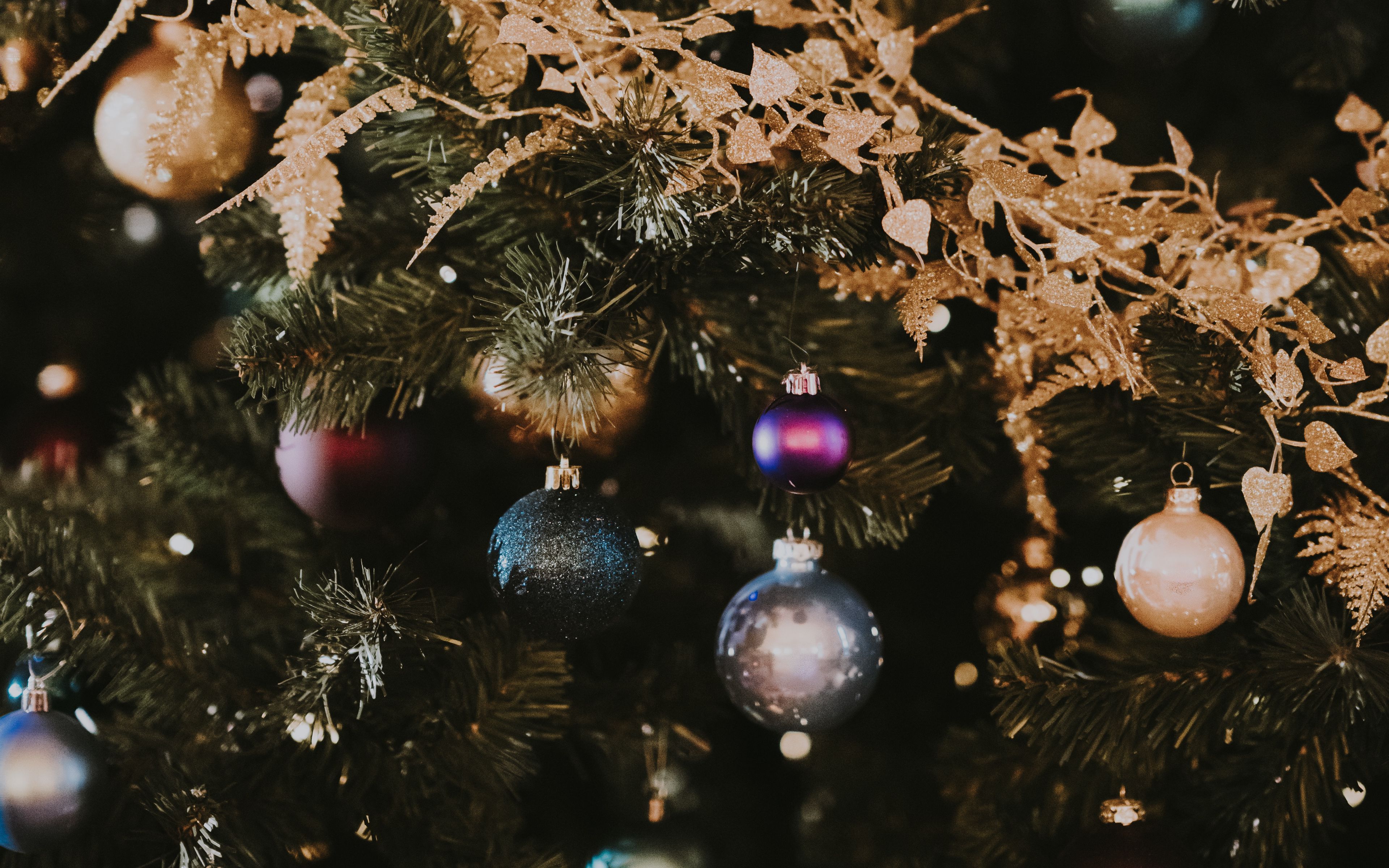 Download wallpaper 3840x2400 christmas toys, new year, christmas, christmas tree, decoration, christmas mood 4k ultra HD 16:10 HD background