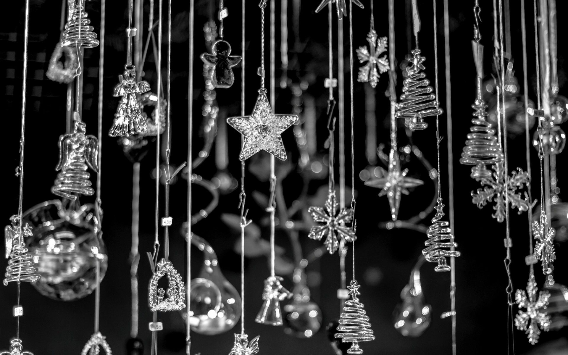 Holidays christmas new year bokeh jewelry pendant chain black white wallpaperx1200