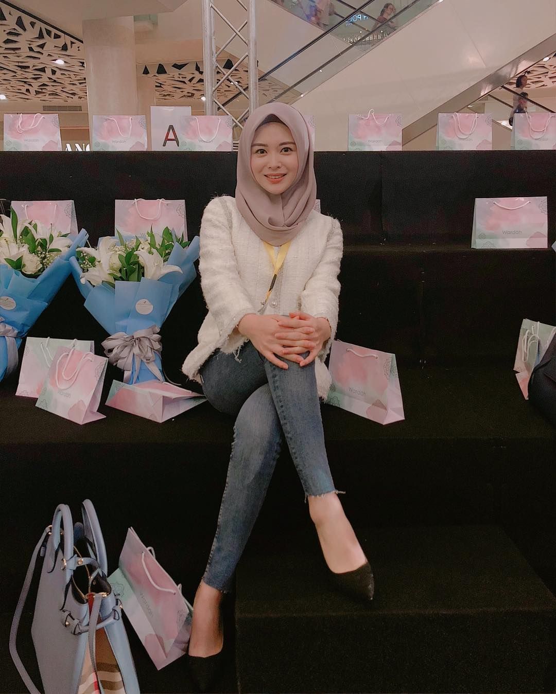 Ayana Jihye Moon di Instagram I'm so happy whenever I feel I'm in this community. I'm blessed. And I came here for supporting sahabatku. Wanita, Gambar, Orang