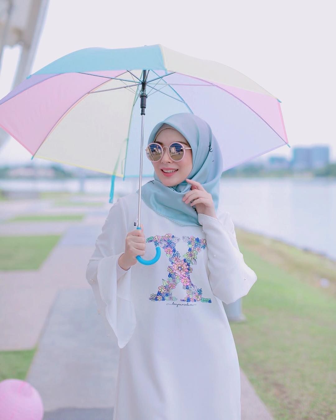 Ayana Jihye Moon di Instagram Good afternoon semua ‍♀️ I read your comments yesterday. My mom and I will stay in KL. Beautiful hijab girl, Beautiful hijab, Hijab