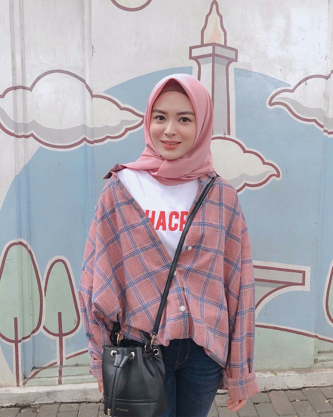 Korean hijab style by Ayana Jihye Moon #Koreanmuslim #AyanaMoon #MoonJihye. Casual hijab outfit, Model pakaian remaja wanita, Gaya jalanan