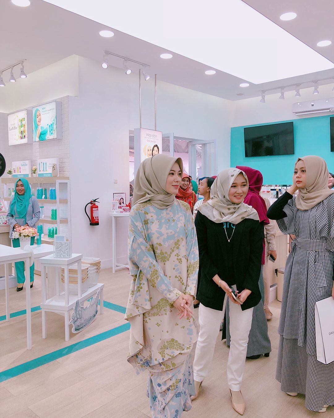 ในภาพอาจจะมี 6 คน, ผู้คนกำลังยืน และสถานที่ในร่ม. Hijab fashion, Fashion, Kim taehyung wallpaper