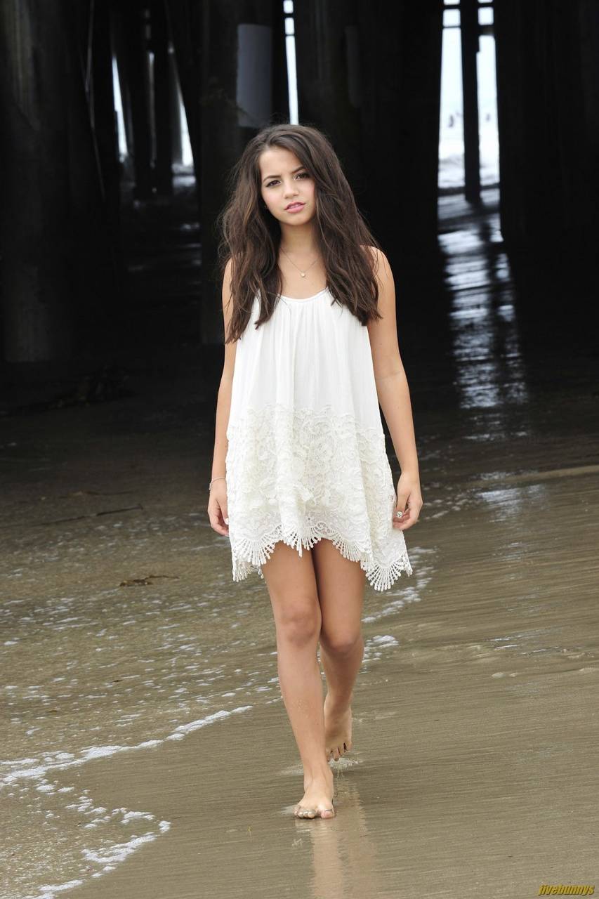 Isabela Moner Wallpaper