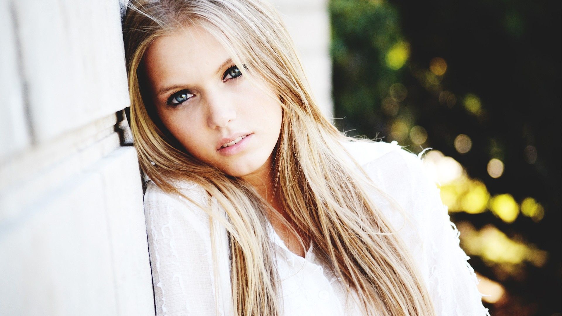 Download Wallpaper 1920x1080 blonde, face, hair, eyes, dreamy Full HD 1080p HD Background