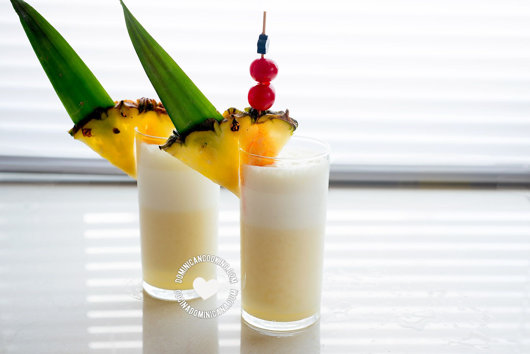Piña Colada: Recipe + Video of Best Rum, Pineapple & Coconut Cocktail