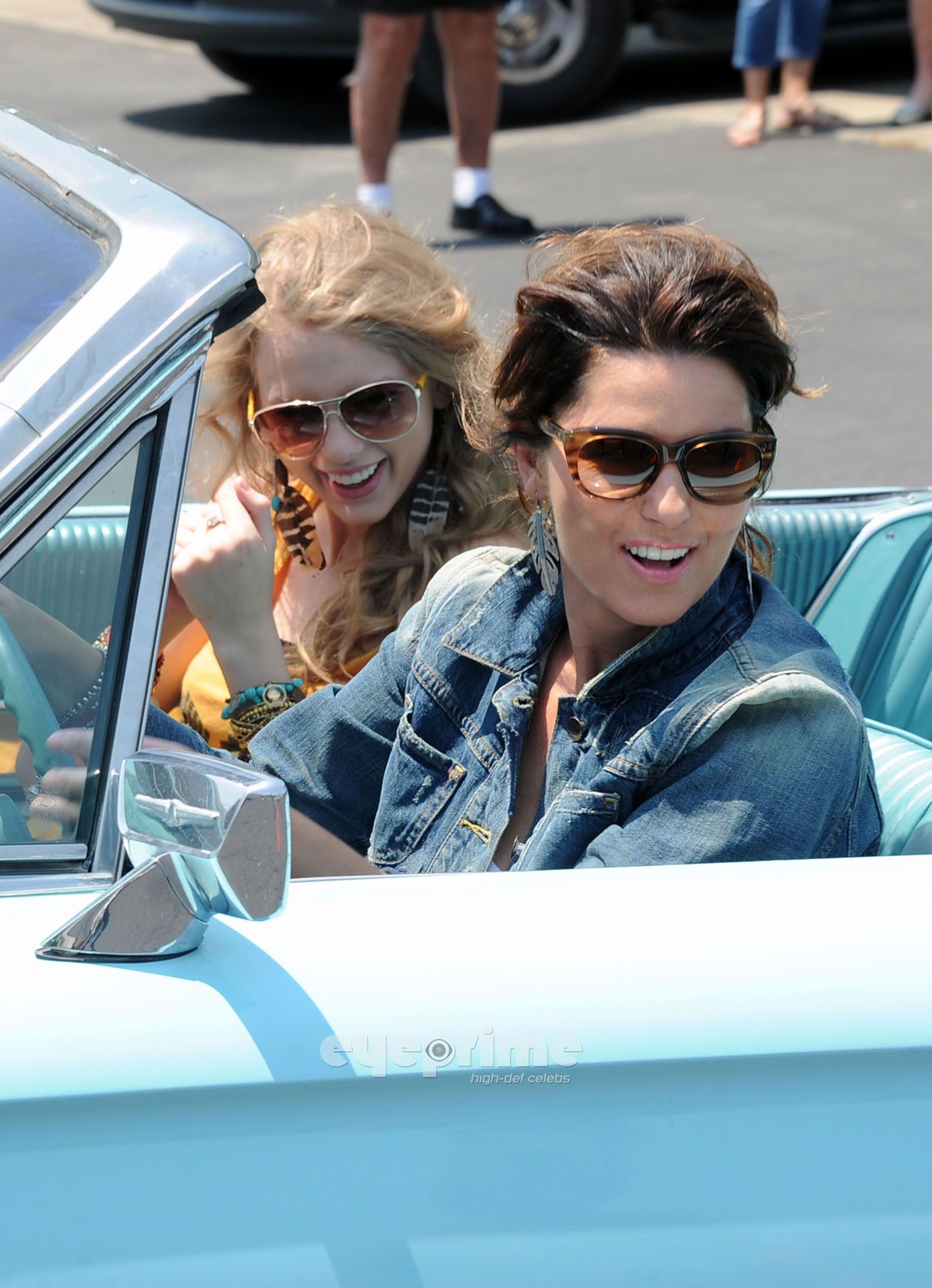 Shania Twain & Taylor Swift Recreate “Thelma & Louise” For CMT Music Awards Swift Photo