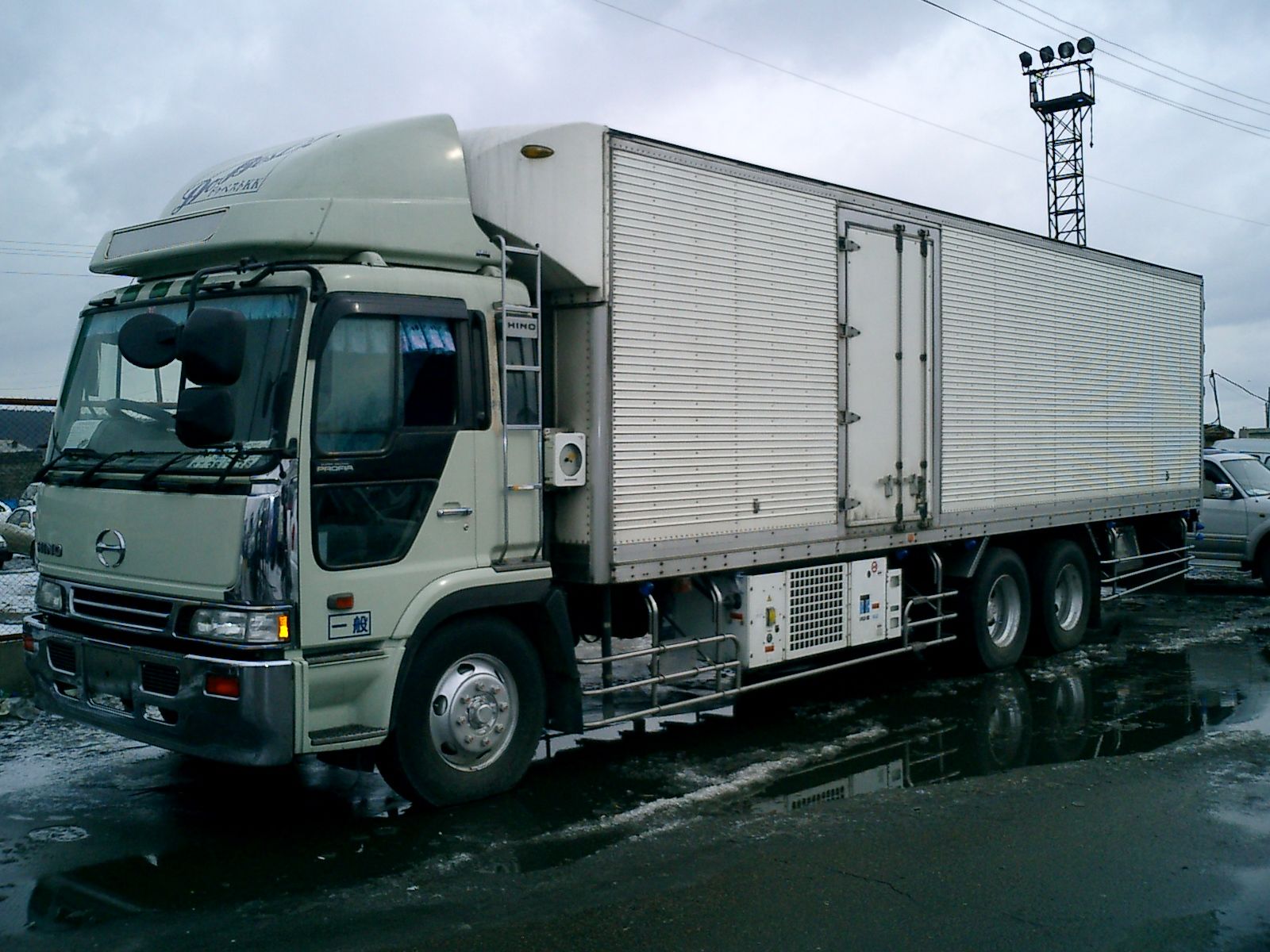 Hino ranger. Хино рейнджер. Рей Хино. Хино рейнджер грузовой фургон. Hino Ranger 20 тонн.