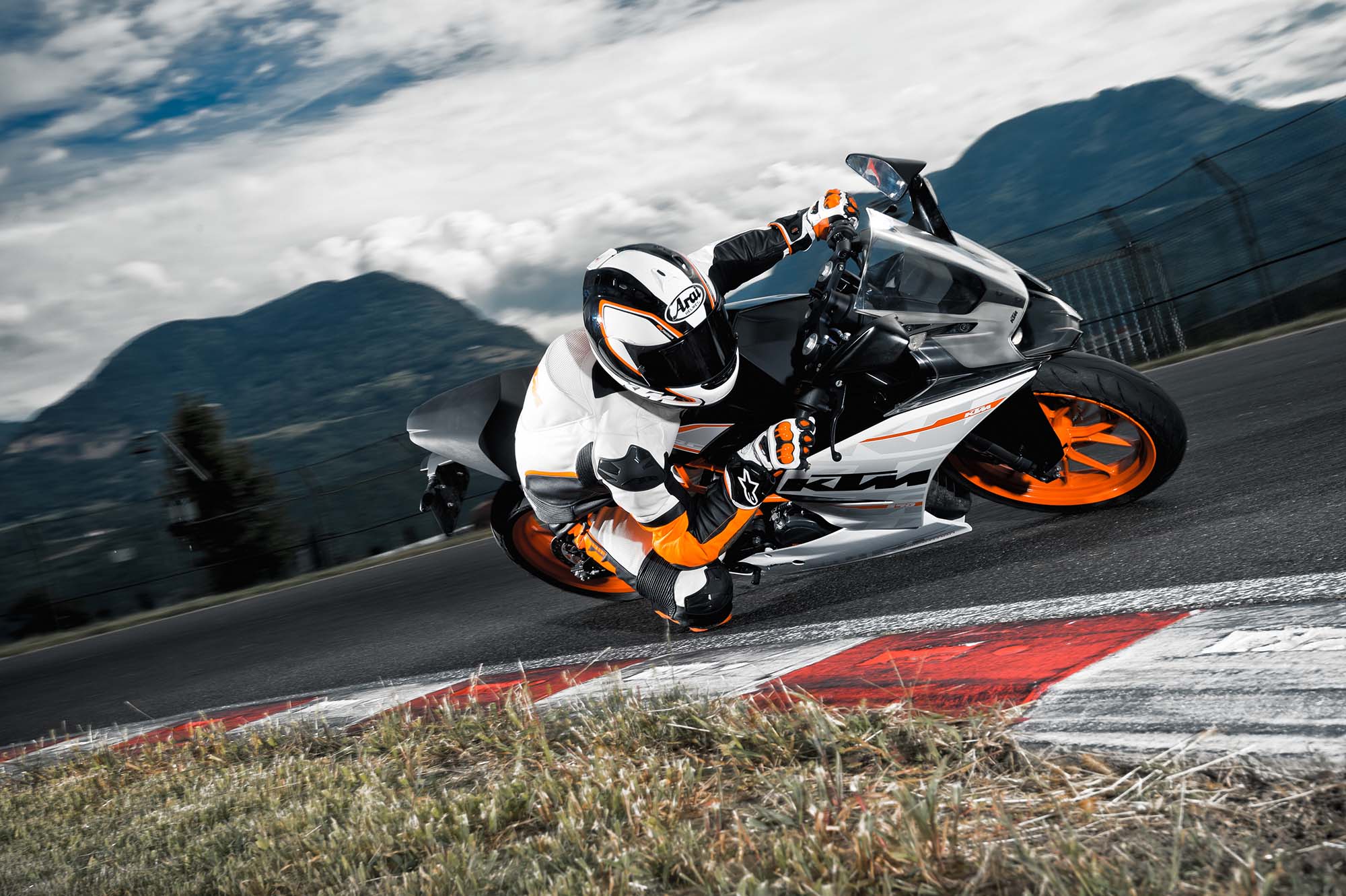 KTM RC 200 Wallpaper