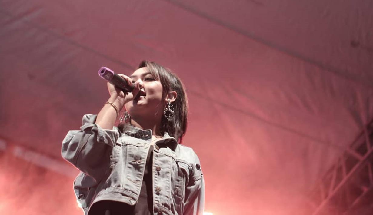 FOTO: Gaya Pedangdut Happy Asmara Saat Pakai Denim, Memesona Liputan6.com