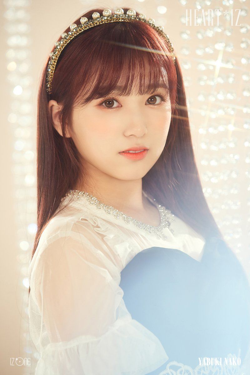 IZ*ONE*IZ (Wonyoung, Nako, Hyewon, Chaewon Photo 2: Sapphire ver.)
