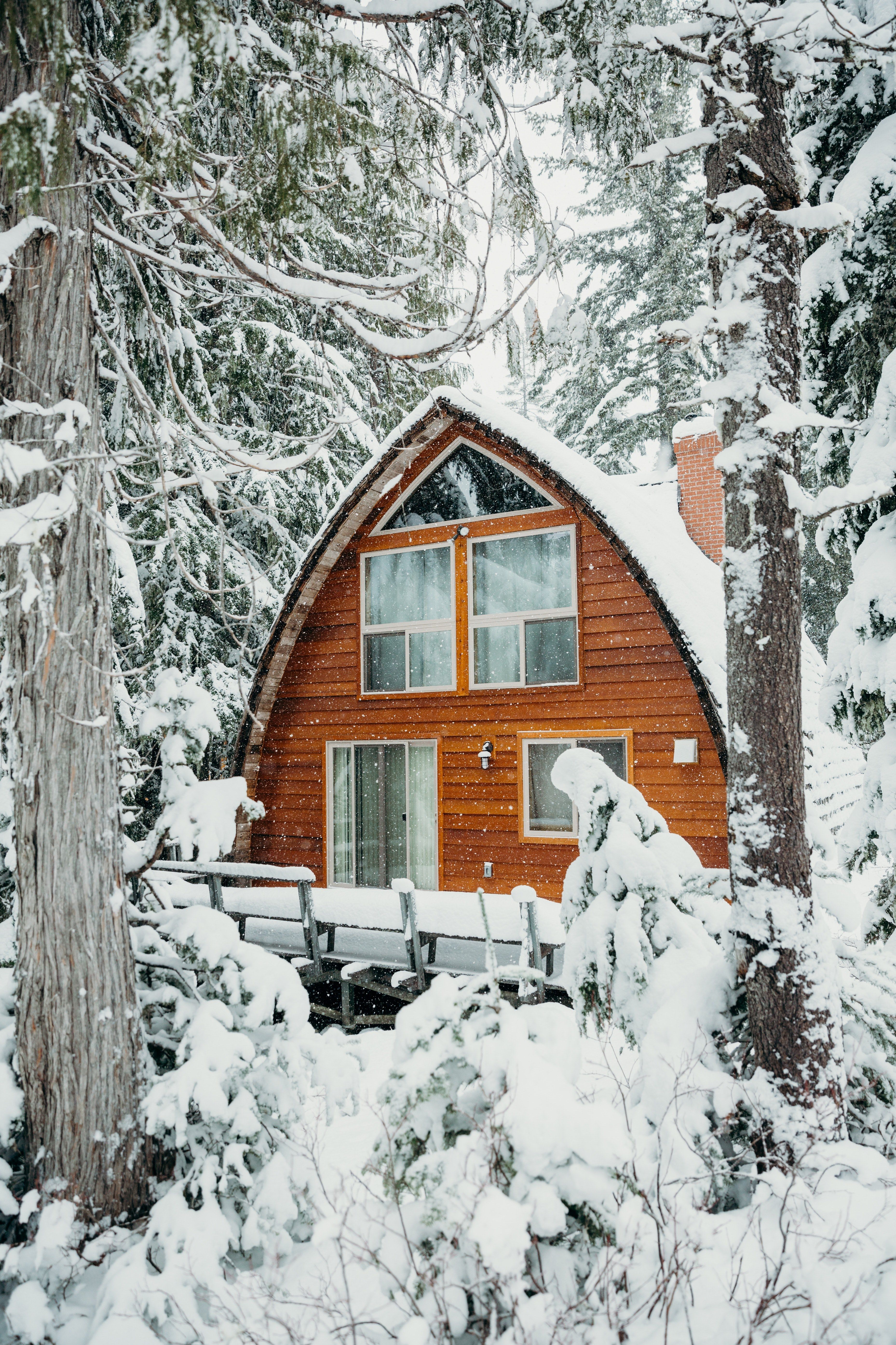 Wallpaper / winter as it should be spentin a cabin 4k wallpaper